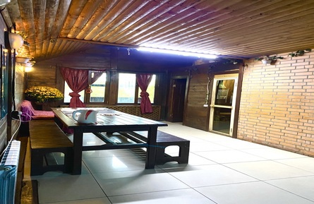 стол и телевизор в комнате отдыха